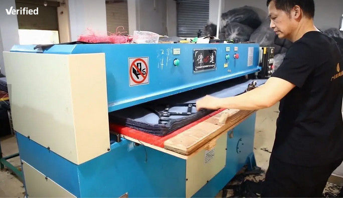 Guangzhou Mingao Leather Goods Co., Ltd. ligne de production du fabricant